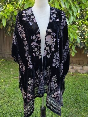 Good Hart By Matilda Jane Black Floral Velvet Burn Out Kimono Size Xsmall/small
